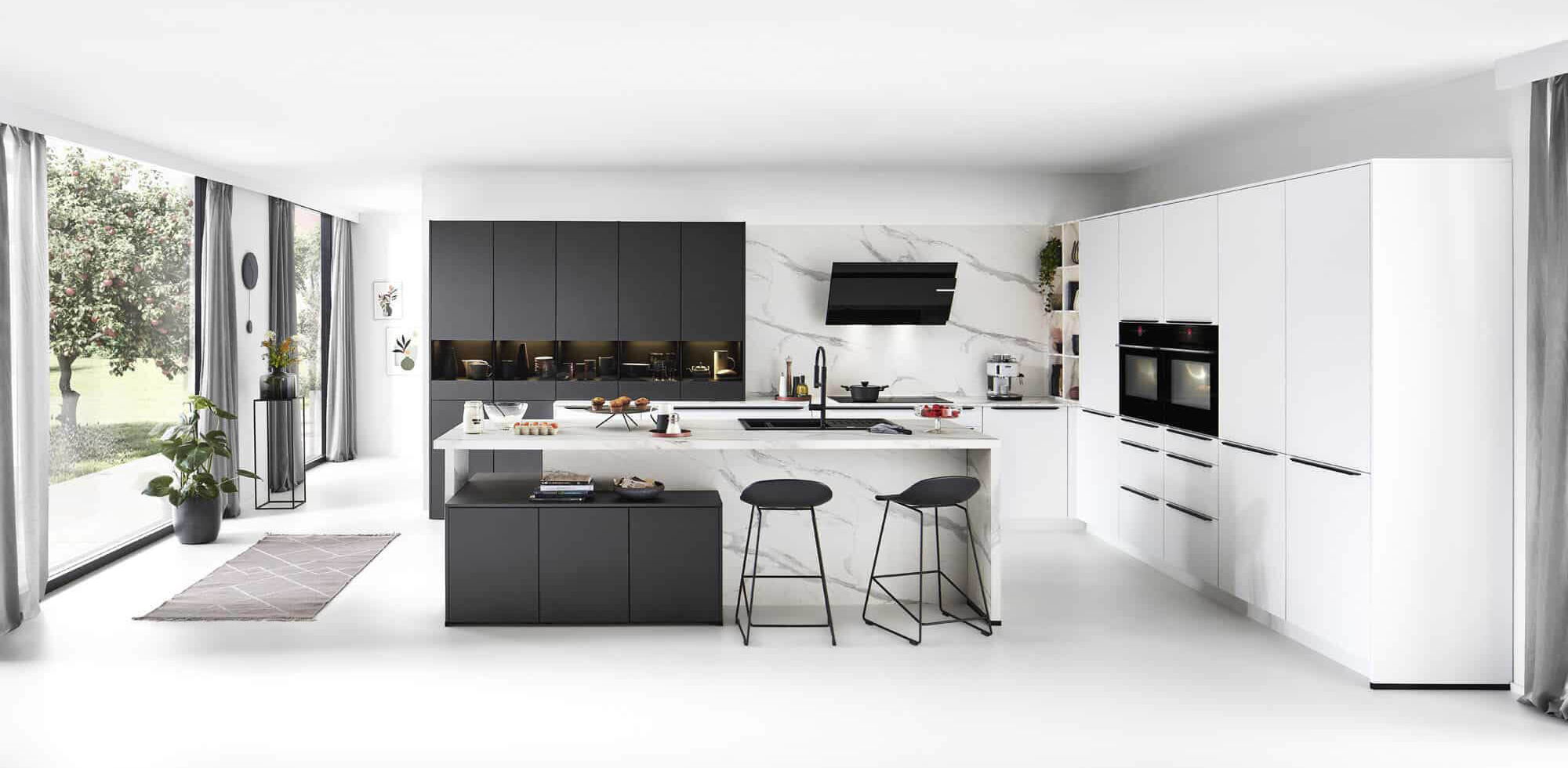 Eine moderne Küche in weiß und schwarz