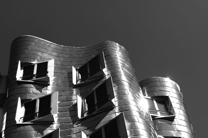 Schwarz-Weiß-Aufnahme der Gehry-Bauten im Düsseldorfer Medienhafen
