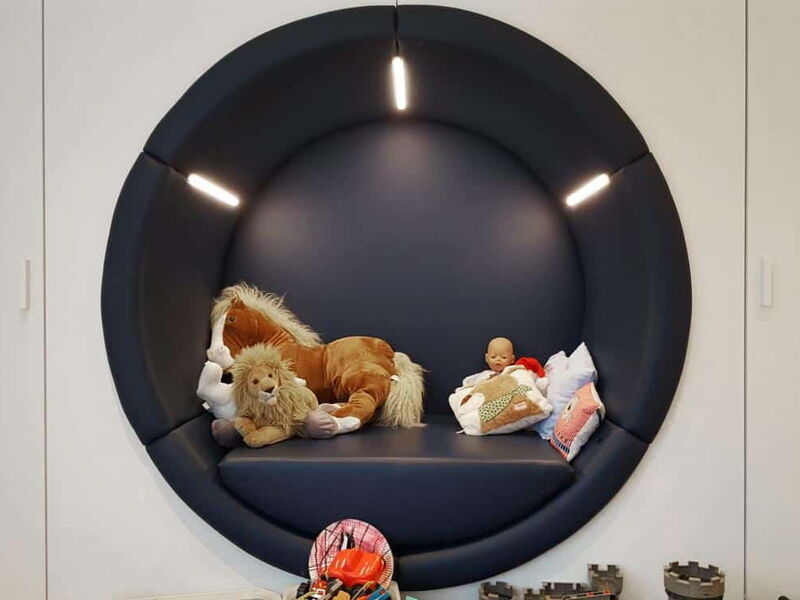 Sitzecke für Kinder mit Kuscheltieren