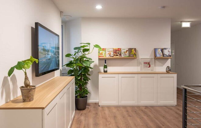 Aufenthaltsbereich mit weißen Sideboards