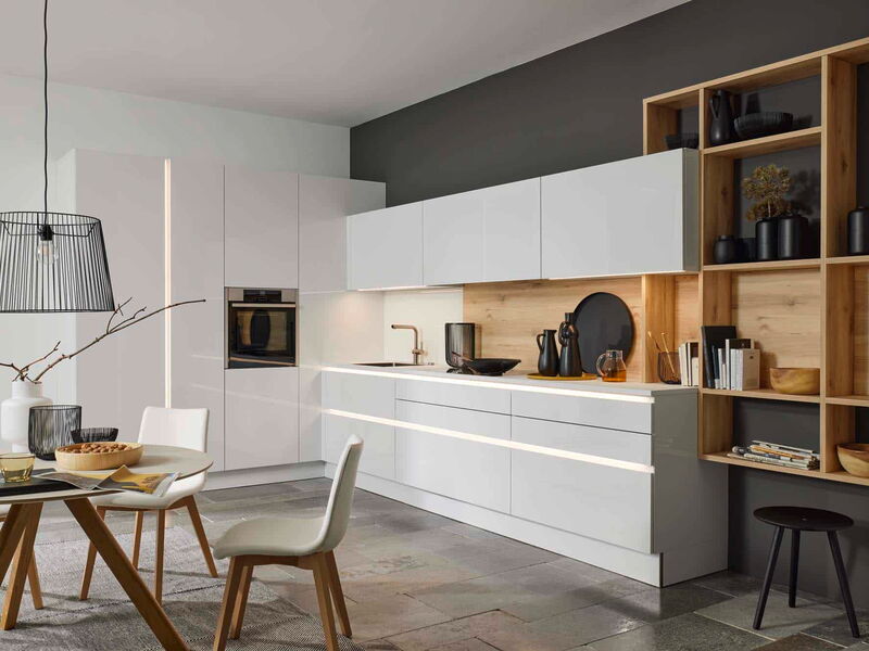 Küche mit vorgelagertem Essbereich