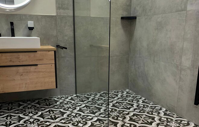 Badezimmer mit Ornamentbodenfliesen und offener Dusche