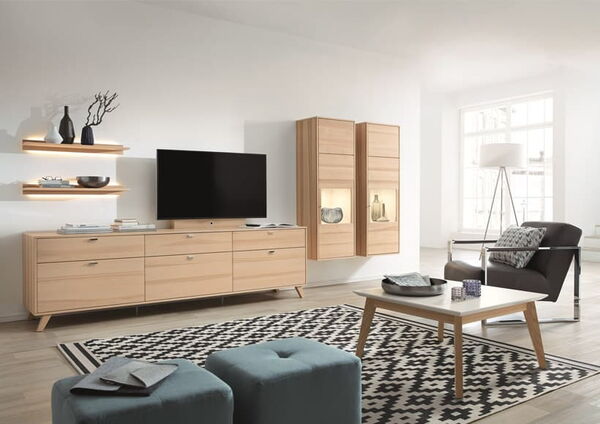 Wohnbereich mit hellen Möbeln