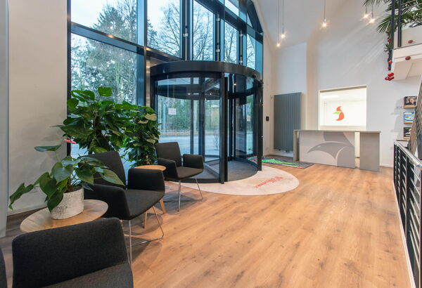 Empfangsbereich mit Fußboden in Holzoptik