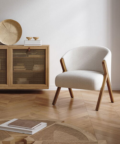 Weißer futuristischer Sessel auf Parkettboden