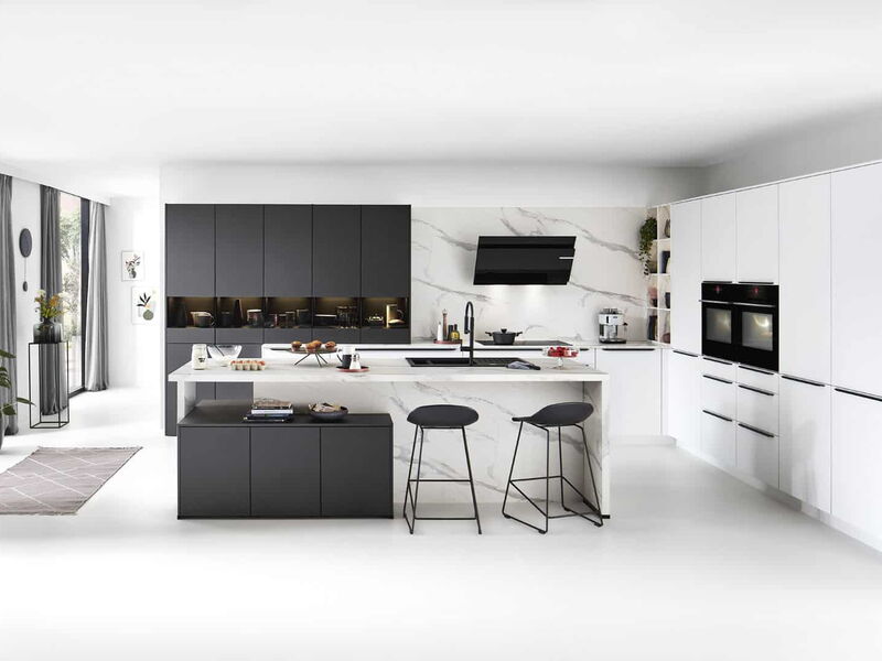 Eine moderne Küche in weiß und schwarz