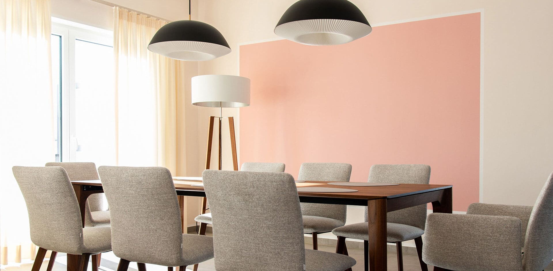 Ein Speisezimmer mit warmen Farben