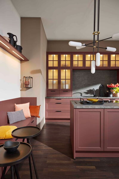 Eine moderne Küche mit Sitzgelegenheit