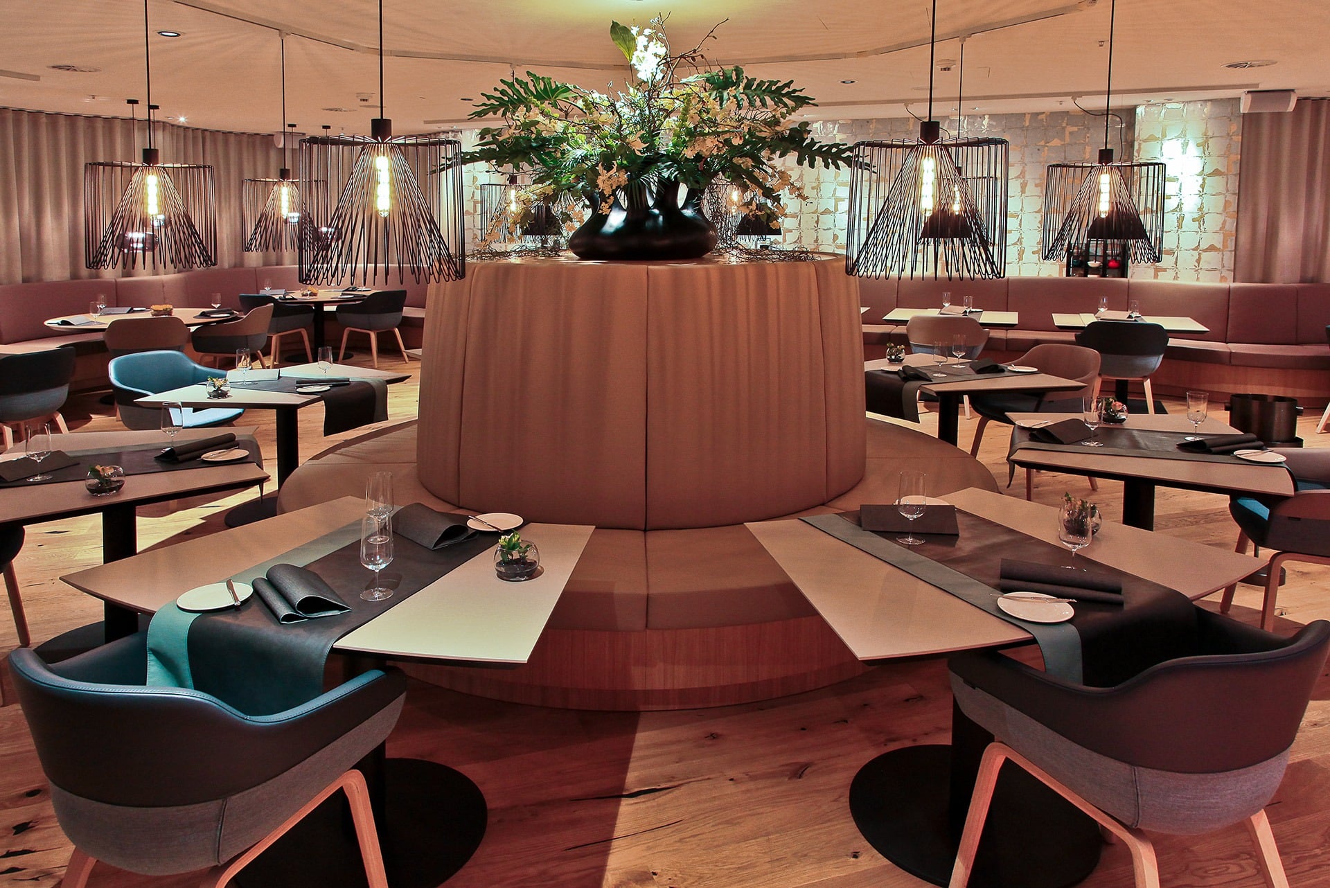 Restaurantinnenraum mit runder Sitzbank und Tischen