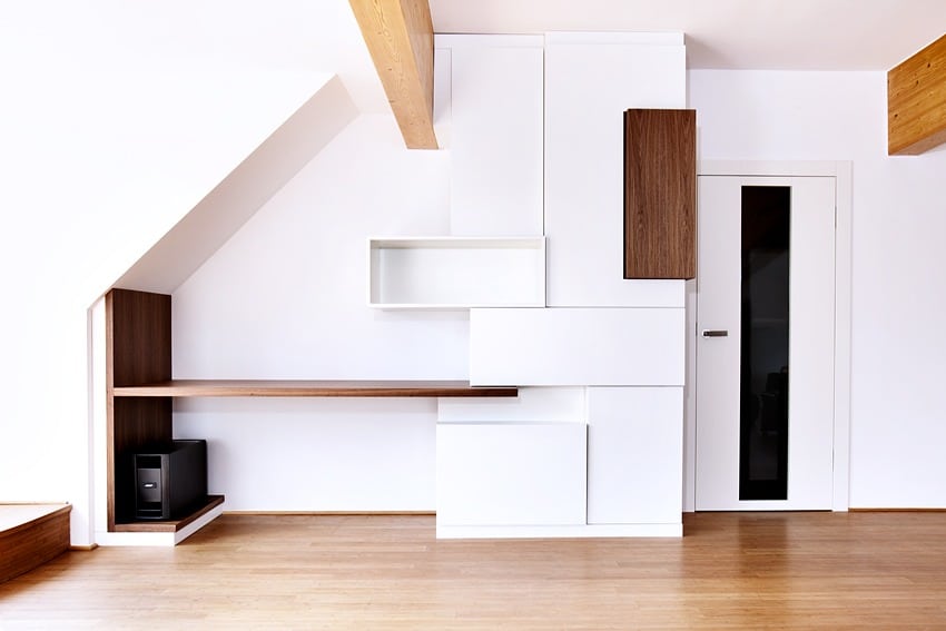 Weiße Wohnwand mit Holzelementen