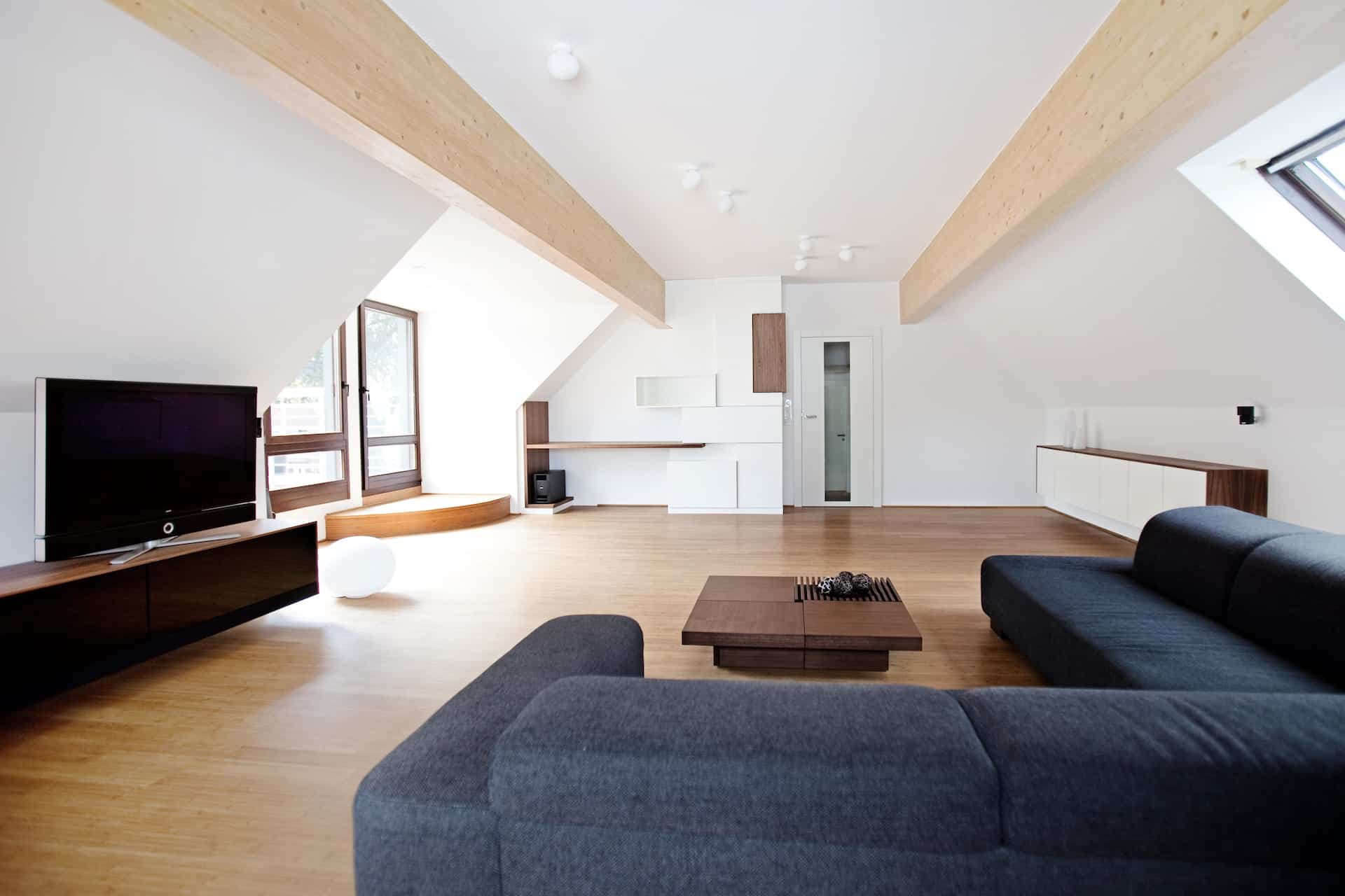 Graue Sofagarnitur in modernen großen Wohnzimmer