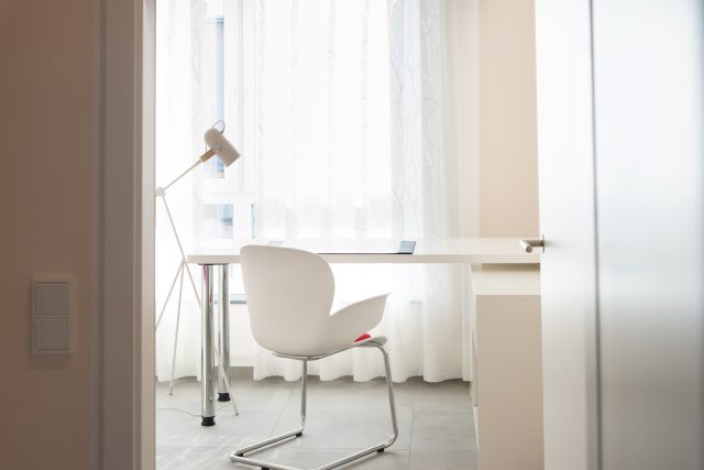 Weißer Schreibtisch mit weißem Stuhl