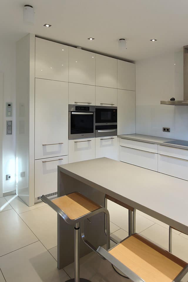 Moderne weiße Küche mit Theke